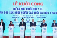 Генеральный секретарь ЦК КПВ То Лам и делегаты проводят церемонию закладки первого камня медицинско-оздоровительного комплекса. Фото: Данг Кхоа