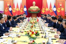 Генеральный секретарь ЦК КПВ То Лам проводит переговоры с Генеральным секретарем ЦК НРПЛ, Президентом Лаоса Тхонглуном Сисулитом. Фото: Данг Кхоа