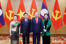 Генеральный секретарь ЦК КПВ То Лам с супругой и Генеральный секретарь ЦК НРПЛ, Президент Лаоса Тхонглун Сисулит с супругой. Фото: ВИА