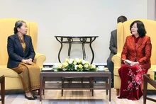 Председатель ЦК ОФВ Буй Тхи Минь Хоай принимает г-жу Самдек Мен Сам Ан.