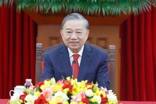 Генеральный секретарь ЦК КПВ То Лам проводит телефонный разговор с Генеральным секретареи ЦК КПК, Председателем КНР Си Цзиньпином. Фото: ВИА