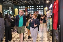 Иностранные туристы отправляются из международного круизного порта Халонг для посещения бухты Халонг. Фото: baoquangninh.vn