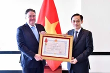 Министр иностранных дел Ле Хоай Чунг вручает Орден Дружбы Послу США во Вьетнаме Марку Эвансу Кнапперу. Фото: baoquocte.vn