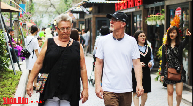 В Ханое открылась Книжная улица: Новый адрес для любителей книг ảnh 8 В Ханое открылась Книжная улица: Новый адрес для любителей книг ảnh 8