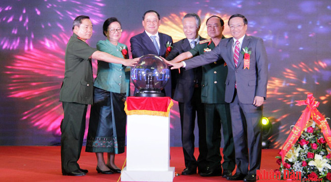 Открытие вьетнамско-лаосской торговой ярмарки 2017 года ảnh 3