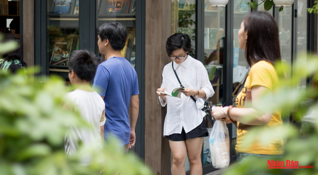 В Ханое открылась Книжная улица: Новый адрес для любителей книг ảnh 9 В Ханое открылась Книжная улица: Новый адрес для любителей книг ảnh 9