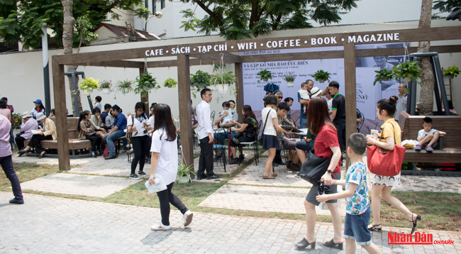 В Ханое открылась Книжная улица: Новый адрес для любителей книг ảnh 10 В Ханое открылась Книжная улица: Новый адрес для любителей книг ảnh 10