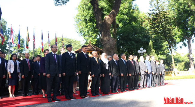 Фотографии церемонии поднятия флага по случаю 50-летия создания АСЕАН ảnh 2