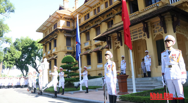 Фотографии церемонии поднятия флага по случаю 50-летия создания АСЕАН ảnh 3