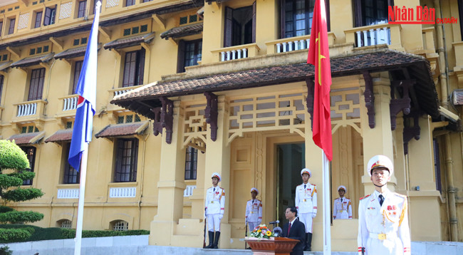 Фотографии церемонии поднятия флага по случаю 50-летия создания АСЕАН ảnh 4