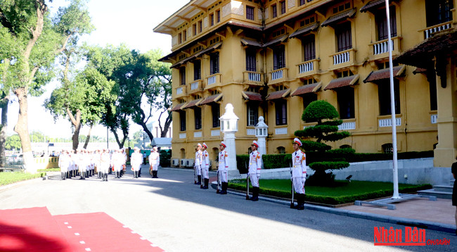 Фотографии церемонии поднятия флага по случаю 50-летия создания АСЕАН ảnh 1