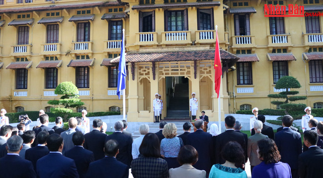 Фотографии церемонии поднятия флага по случаю 50-летия создания АСЕАН ảnh 5