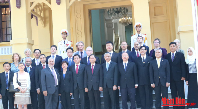 Фотографии церемонии поднятия флага по случаю 50-летия создания АСЕАН ảnh 6