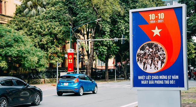 Улицы Ханоя заполнены флагами в честь Дня освобождения столицы ảnh 2 Улицы Ханоя заполнены флагами в честь Дня освобождения столицы ảnh 2