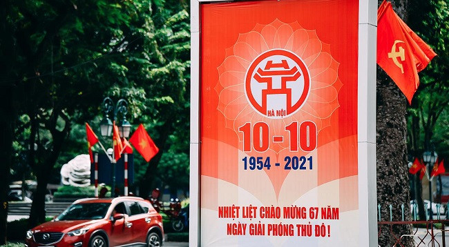 Улицы Ханоя заполнены флагами в честь Дня освобождения столицы ảnh 1 Улицы Ханоя заполнены флагами в честь Дня освобождения столицы ảnh 1