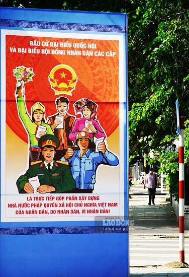 Улицы Ханоя украшены флагами и цветами в честь дня выборов ảnh 5 Улицы Ханоя украшены флагами и цветами в честь дня выборов ảnh 5