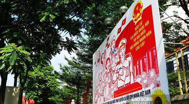 Улицы Ханоя украшены флагами и цветами в честь дня выборов ảnh 2 Улицы Ханоя украшены флагами и цветами в честь дня выборов ảnh 2