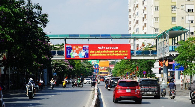 Улицы Ханоя украшены флагами и цветами в честь дня выборов ảnh 1 Улицы Ханоя украшены флагами и цветами в честь дня выборов ảnh 1