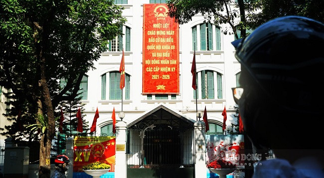 Улицы Ханоя украшены флагами и цветами в честь дня выборов ảnh 3 Улицы Ханоя украшены флагами и цветами в честь дня выборов ảnh 3