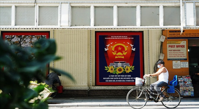 Улицы Ханоя украшены флагами и цветами в честь дня выборов ảnh 7 Улицы Ханоя украшены флагами и цветами в честь дня выборов ảnh 7