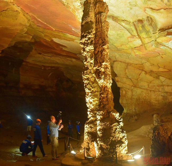 Путешествие по пещере Фонгня на байдарке ночью ảnh 4