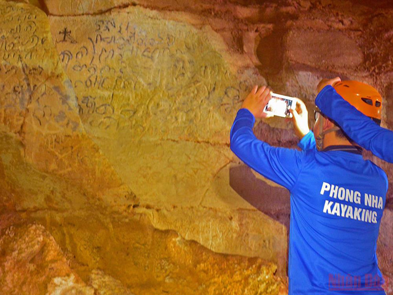 Путешествие по пещере Фонгня на байдарке ночью ảnh 6