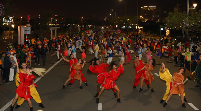 Оживленный Уличный карнавал в Дананге по случаю Нового года ảnh 4 Оживленный Уличный карнавал в Дананге по случаю Нового года ảnh 4