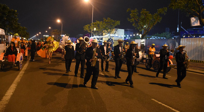 Оживленный Уличный карнавал в Дананге по случаю Нового года ảnh 1 Оживленный Уличный карнавал в Дананге по случаю Нового года ảnh 1