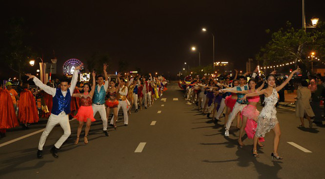 Оживленный Уличный карнавал в Дананге по случаю Нового года ảnh 2 Оживленный Уличный карнавал в Дананге по случаю Нового года ảnh 2