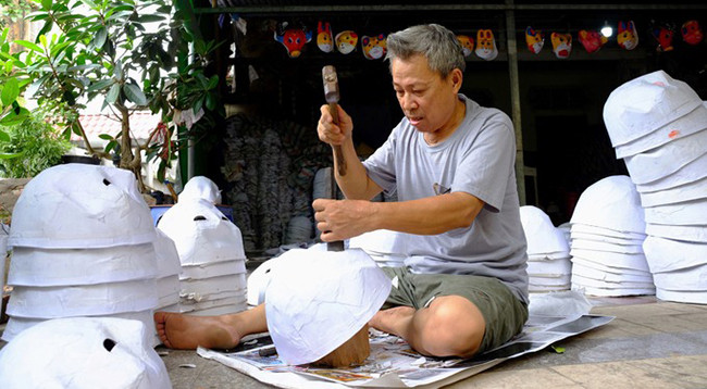 Изготовление масок для праздника Середины осени из папье-маше в Хынгйен ảnh 2