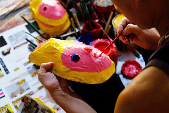 Изготовление масок для праздника Середины осени из папье-маше в Хынгйен ảnh 4