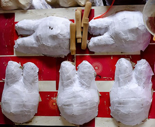 Изготовление масок для праздника Середины осени из папье-маше в Хынгйен ảnh 3