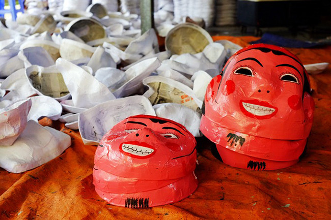 Изготовление масок для праздника Середины осени из папье-маше в Хынгйен ảnh 6