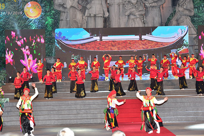 Открылись Фестиваль выступления объектов национального нематериального культурного наследия и Фестиваль Тханьтуен – 2019 ảnh 4 Открылись Фестиваль выступления объектов национального нематериального культурного наследия и Фестиваль Тханьтуен – 2019 ảnh 4
