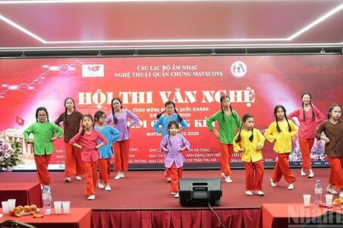 Дети исполняют художественные номера в финале конкурса.