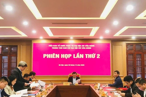 Товарищ Лай Суан Мон председательствует на заседании.