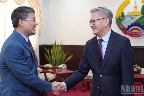 Постоянный заместитель министра иностранных дел Вьетнама Нгуен Минь Ву и Министр иностранных дел Лаоса Тхонгсаван Фомвихан. (Фото: Зюи Тоан)