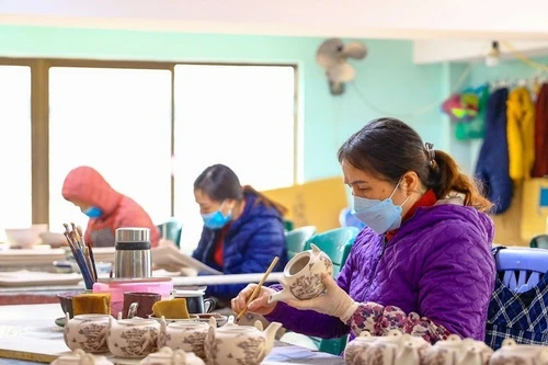 Рабочие изготавливают продукцию к Лунному Новому году (Тэту) в общине Батчанг города Ханой. (Фото: hanoimoi.vn)