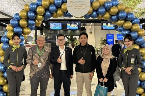 Представитель Vietnam Airlines в Индонезии (третий слева) вместе с первыми пассажирами в международном аэропорту Сукарно–Хатта, Индонезия. (Фото: ВИА)