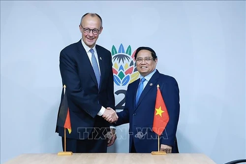 Премьер-министр Вьетнамам Фам Минь Тьинь и Канцлер Германии Фридрих Мерц. (Фото: ВИА)