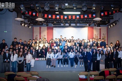 По словам Посла Вьетнама во Франции Динь Тоан Тханга, вьетнамские молодые люди и студенты во Франции обладают огромным энтузиазмом и стремлением внести практический вклад в развитие родины. (Фото: Кхай Хоан)