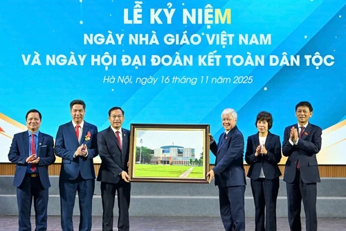 Товарищ До Ван Тьиен вручает Академии памятную фотографию здания Национального собрания. (Фото: Тхюи Нгуен)