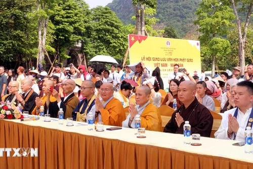 Монахи, буддисты и туристы принимают участие в фестивале. (Фото: ВИА)