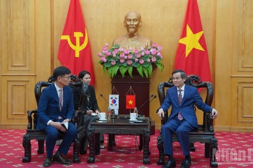 Товарищ Доан Минь Хуан принимает господина На Ки Хонга.