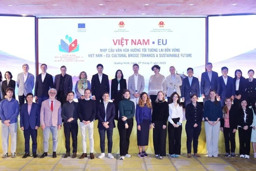 Замминистра Ле Тхи Тху Ханг и участники мероприятия «День Вьетнам – ЕС» на тему «Вьетнам – ЕС: Культурный мост к устойчивому будущему», состоявшегося в Куангнине 7 ноября 2025 года. (Фото: МИД Вьетнама)