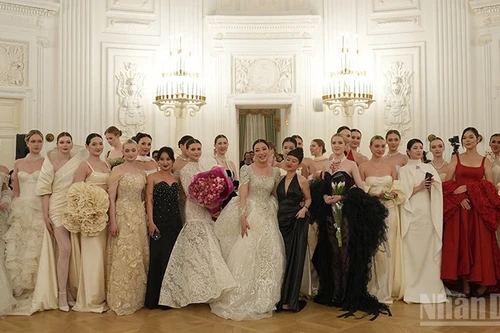 Дизайнер Нгуен Тхюи Линь (в черном, в центре) вместе с коллекцией, вдохновленной архитектурой и дворцовым пространством Петровского путевого дворца. (Фото: Суан Хынг)