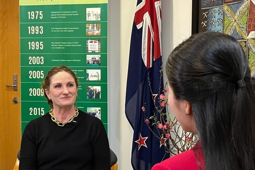 Посол Новой Зеландии во Вьетнаме Кэролайн Рэйчел Бересфорд беседует с местными СМИ в преддверии Лунного Нового года 2026 года. (Фото предоставлено Посольством Новой Зеландии во Вьетнаме)