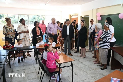 Посол Вьетнама на Кубе Ле Куанг Лонг и представители местных властей посещают старшую группу дошкольного учреждения. (ВИА)