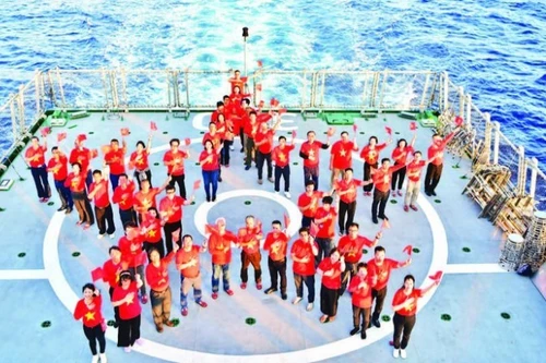 Делегация соотечественников, проживающих за рубежом, посещает военнослужащих и жителей островного уезда Чыонгша и морские платформы DK1 в рамках «Поезда великого единства». (Фото: ВИА)