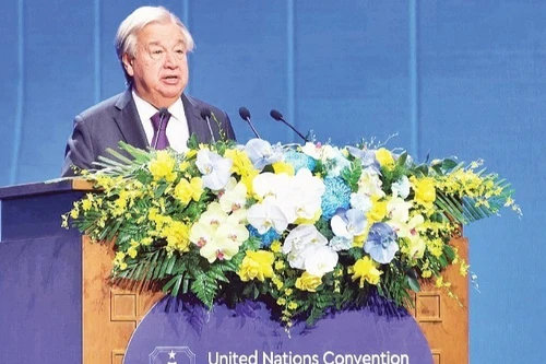 Генеральный секретарь ООН Антониу Гутерриш выступает на церемонии открытия для подписания Ханойской конвенции.